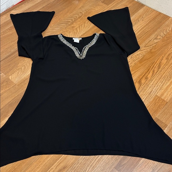 Vantarsi elegant black semi-sheer long bell sleeve blouse. Size XL. - Picture 7 of 17